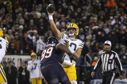Bears vs Packers Shock at Halftime: 21–3 Brutal Blowout as Jordan Love Ruthlessly Torches Chicago’s Defense